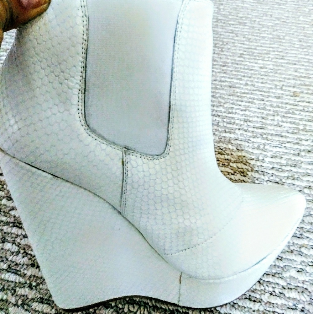 Madison Harding white snakeskin booties sz 8